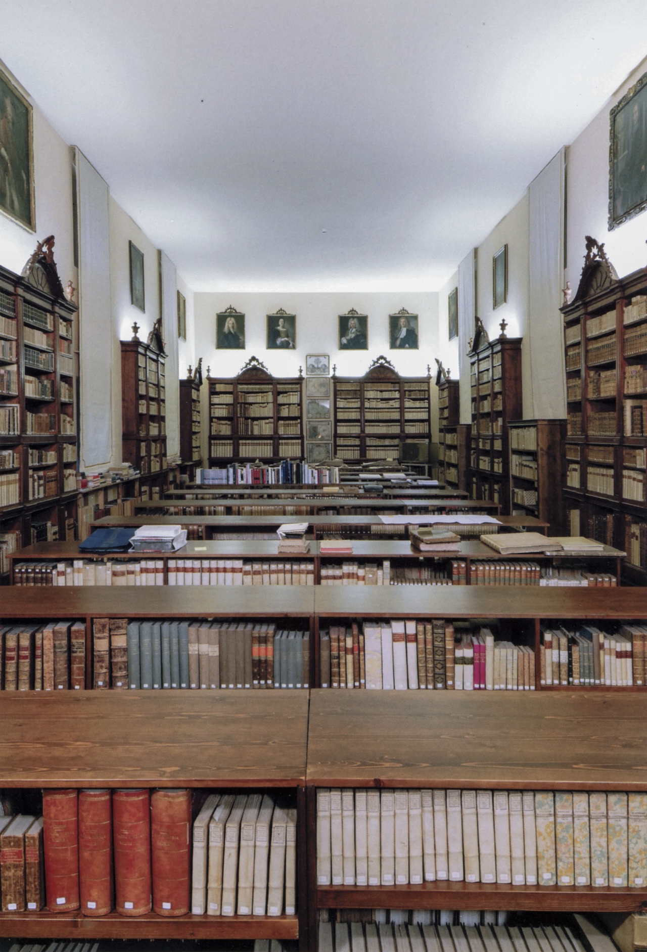 La biblioteca trasferita nella barchessa della Villa Florio di Persereano tra il 1980 e il 2013.